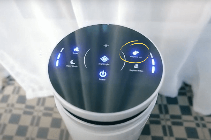 Das Touchdisplay des BÉABA Luftreinigers für Baby- und Kinderzimmer und die “Negativ-Ionisator-Funktion” Taste ist eingekreist